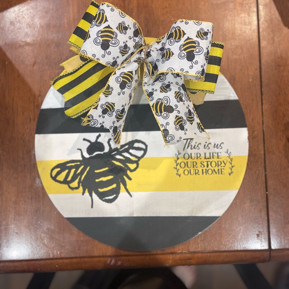 Bee-Themed Decorative Plaque with Bow
